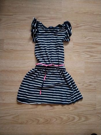 Robe bleue marine et blanche. Fille . Kiabi.
Taille 4 ans