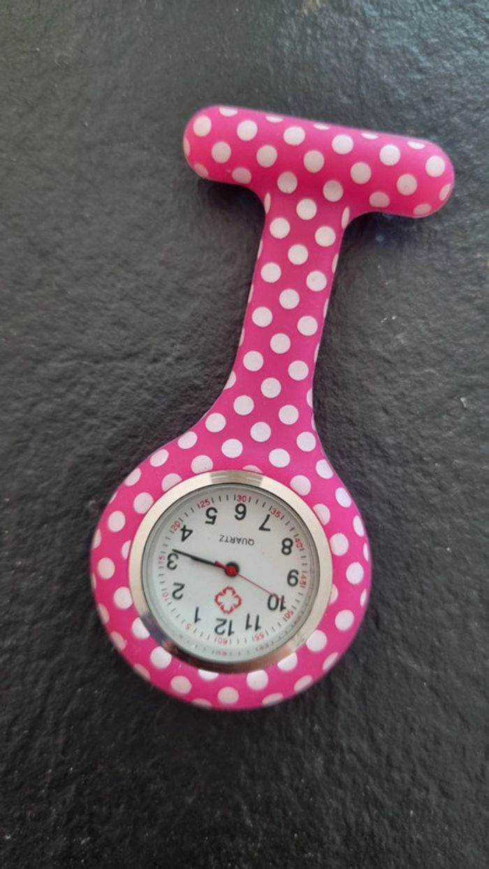Montre pour médical infirmière aide soignante rose à accrocher