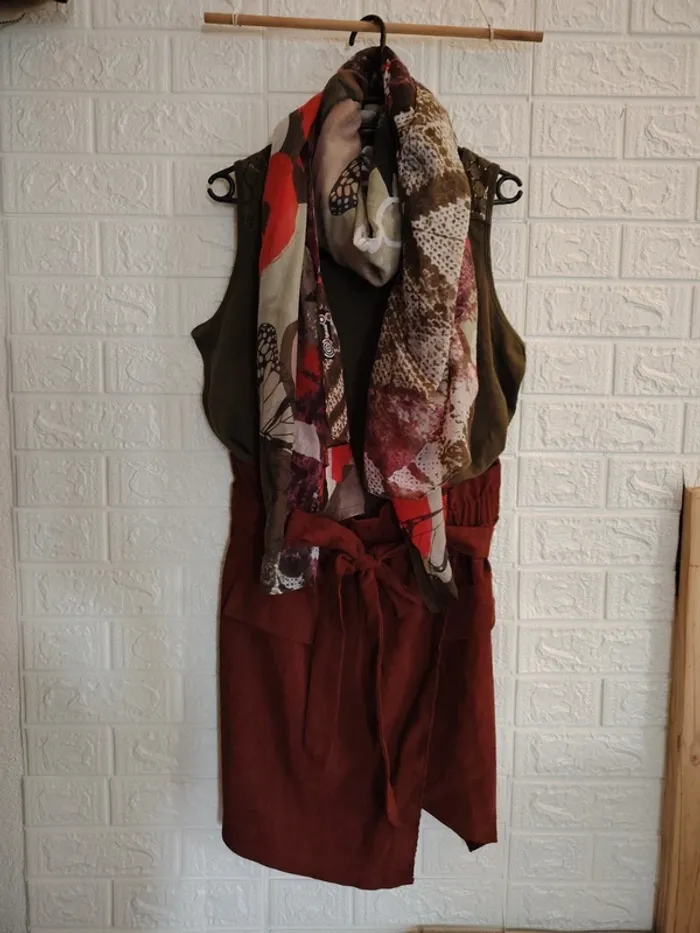 Ensemble 3 pièces femme, jupe, haut et foulard Desigual