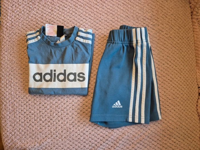 Ensemble t-shirt et short Adidas 4/5 ans