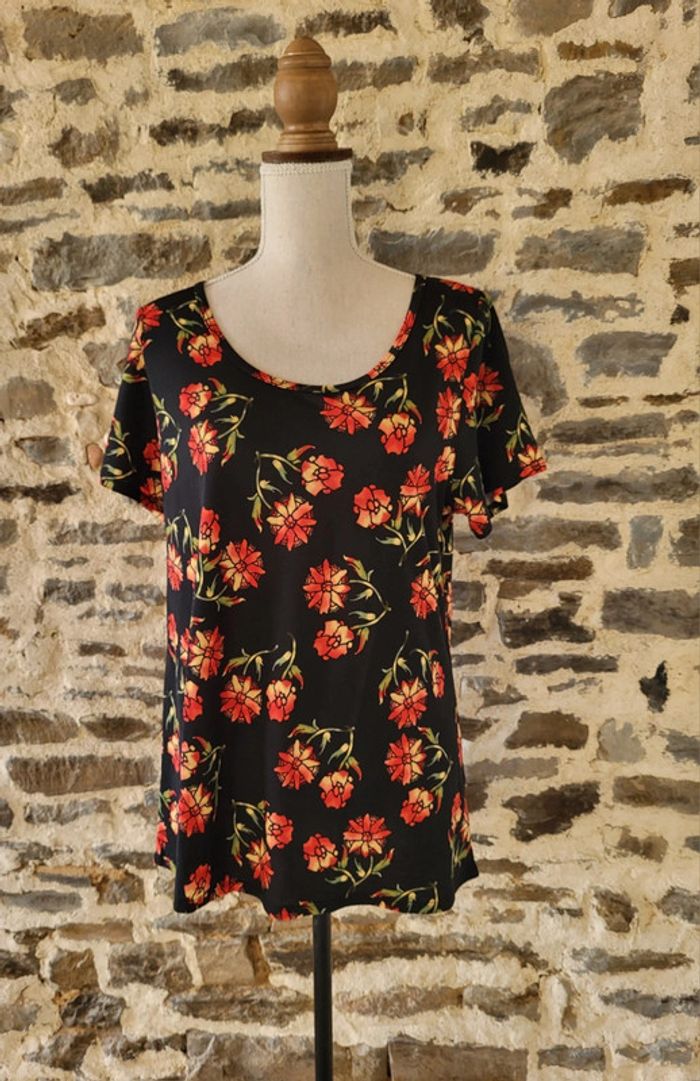 T-shirt blouse fleurie manches courtes noir et rouge orangé
Blancheporte
Taille 38 - photo numéro 2