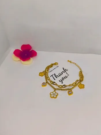 Bracelet doré et blanc nacré avec coeurs et fleurs