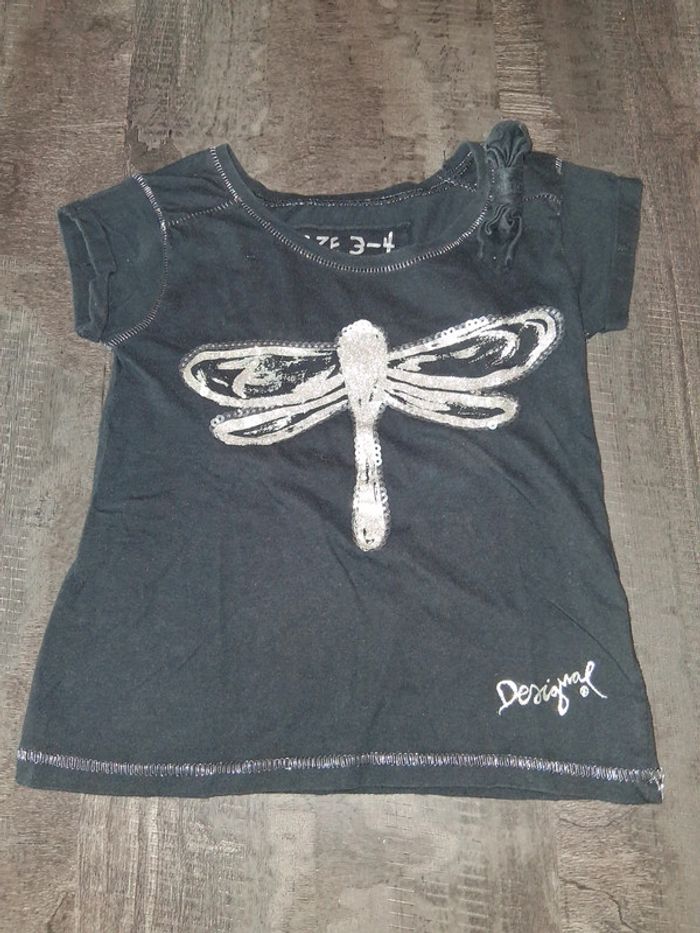 T-shirt noir avec un papillon Desigual