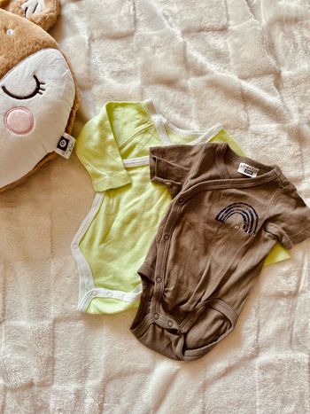 Lot  de 2  bodies  taille 1  mois