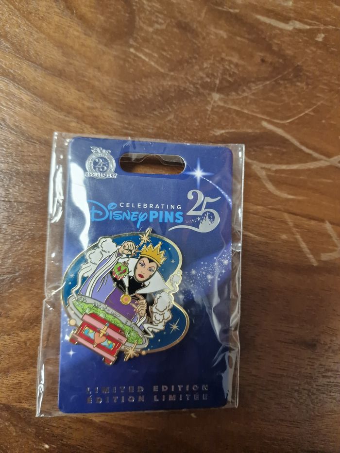 Pins disney la reine edition limitée - photo numéro 3
