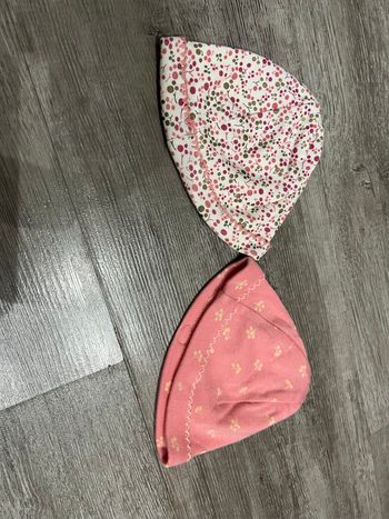 2 bonnets fille taille 0