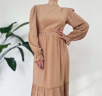 Robe longue plissée beige nude – style bohème chic
