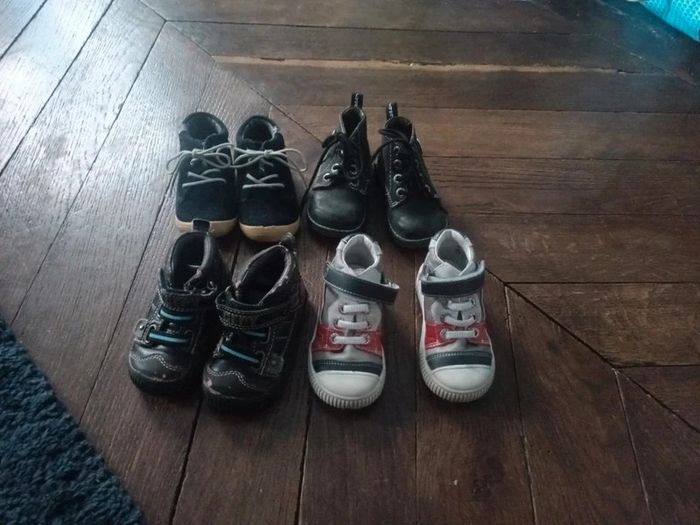 Lot de chaussures taille 20.