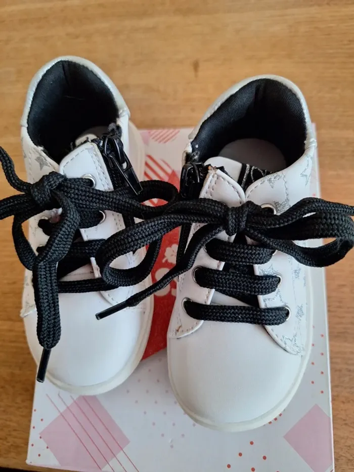 Nieuwe witte sneakers met sterren voor meisjes - photo numéro 2