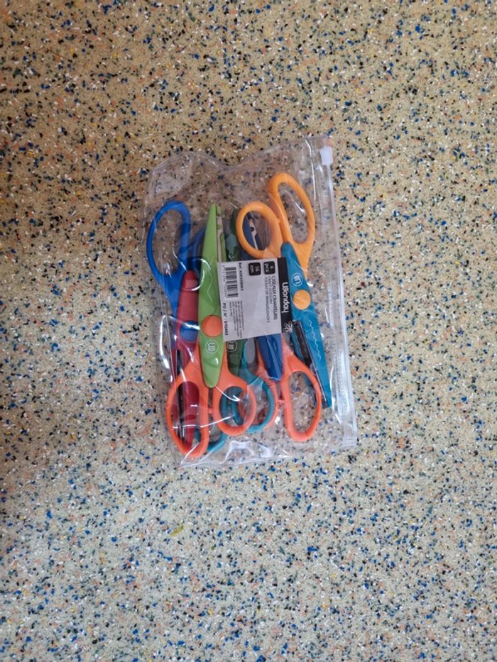 Paires de ciseaux cranteurs