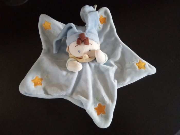 Doudou mouchoir, forme étoiles bleu, lutin, garçon avec bonnet, broderie étoiles jaunes, mots d'enfants Leclerc