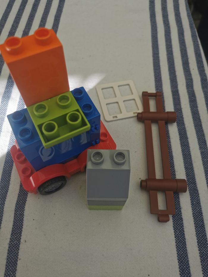 Lot de grosses briques Lego avec 4 roues - photo numéro 2