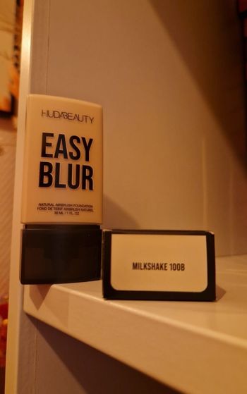 Huda Beauty fond de teint Easy blur milkshake 100B 30ml neuf jamais utilisé jamais ouvert