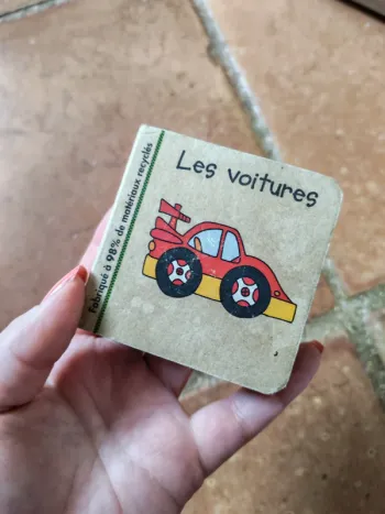 Mini-livre fait de matériaux recyclés Les Voitures