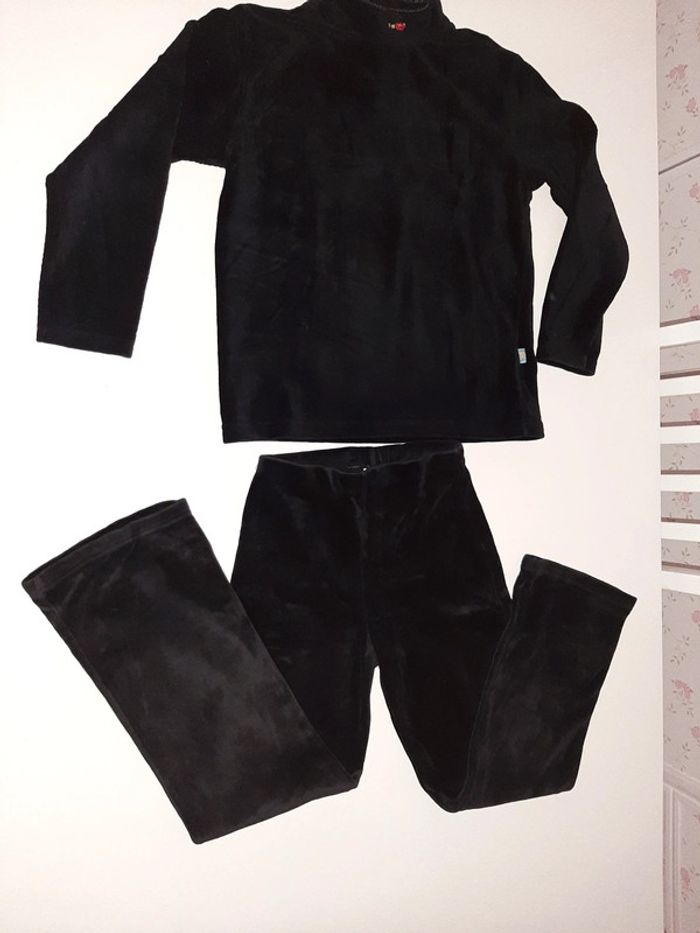 Ensemble velours ras noir et broderie rose rouge .taille 10 ans