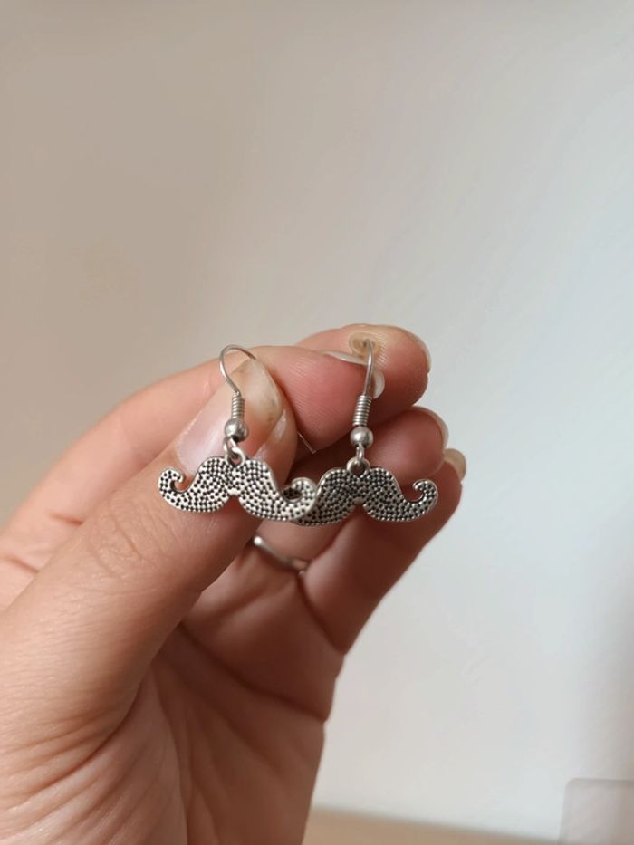Boucles d'oreilles moustache
