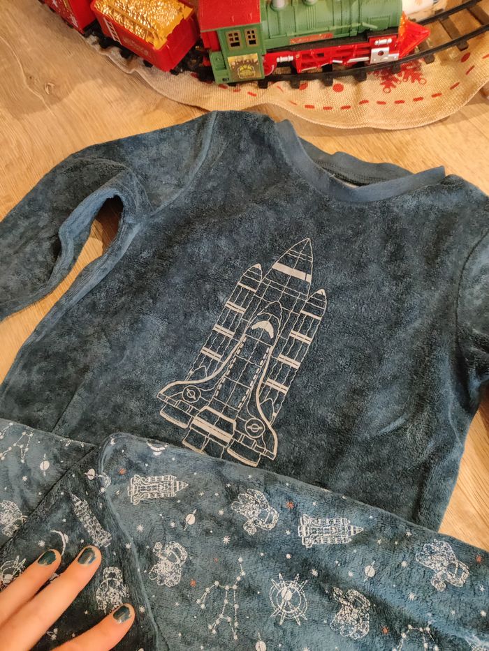 Pyjama velours espace phosphorescent Vertbaudet Taille 4 ans - photo numéro 2
