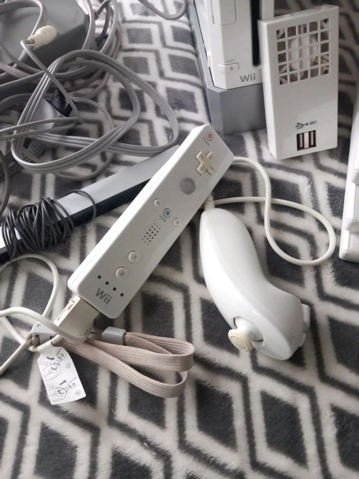 Wii blanche retroconpatible avec 3 jeux et câblage et volant - photo numéro 2