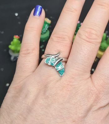 Bague fantaisie argentée avec queue de sirène pailletée bleue verte