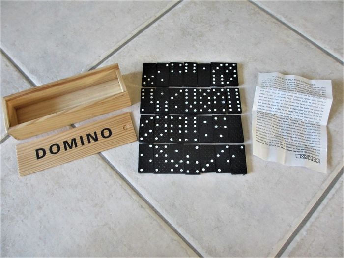 Jeu de dominos (28 pièces) dans boîte en bois - photo numéro 2