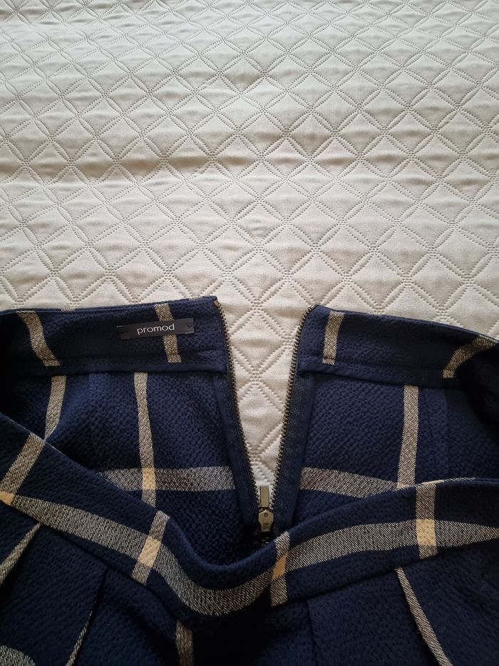 Jolie jupe bleue marine, carreaux beige, 2 poches en biais sur le devant . - photo numéro 6
