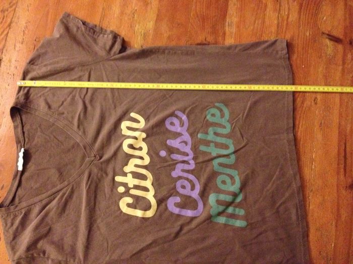 T shirt col V ✧ marron avec écriteaux de couleurs différentes ✧ manches courtes ✧ look féminin - photo numéro 4