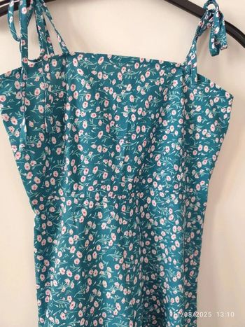 Vestido de tirantes de color verde agua con estampado de flores