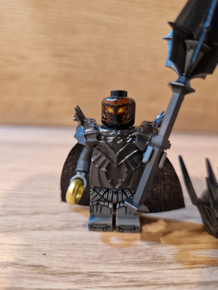 Figurine type lego Sauron avec l'anneau seigneur des anneaux - photo numéro 2