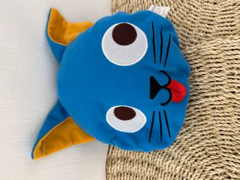 Peluche chat bleu TOURBILLON Editions Bayard mini coussin grelot 