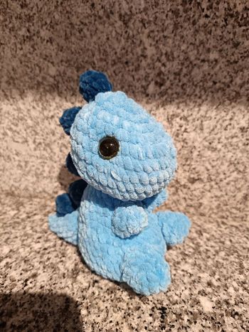 Magnifique peluche en forme de dinosaure au crochet