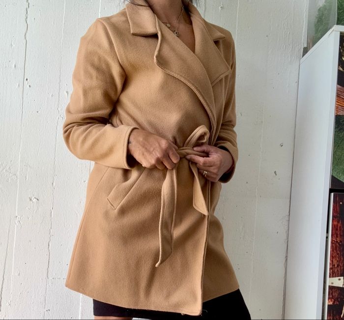 Elégante veste de style peignoir en camel, ceinturée à la taille. - photo numéro 3