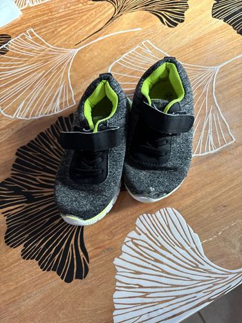 Chaussure grise et verte