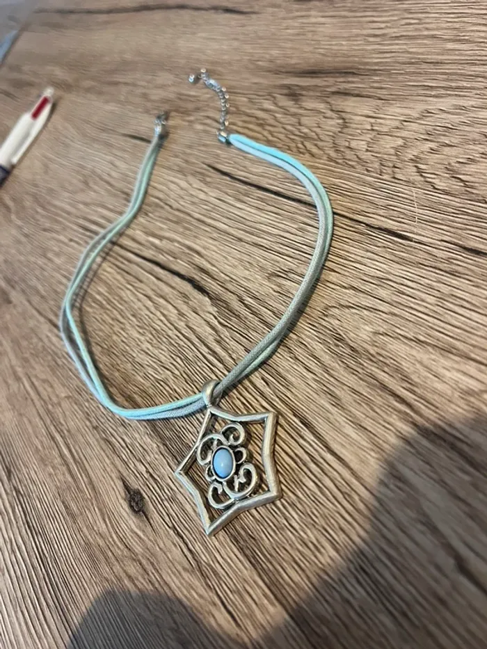 Collier avec une étoile - photo numéro 2