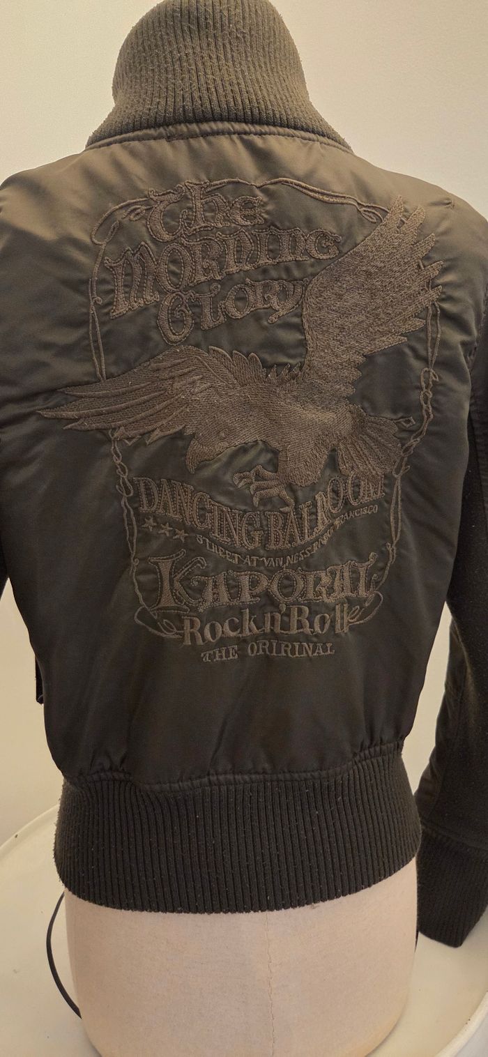 Blouson bomber KAPORAL femme T.M (38/40) – Kaki Rock & Roll – Broderies dos – Très bon état ! - photo numéro 3