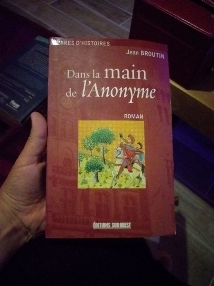 Livre dans la main de l anonyme