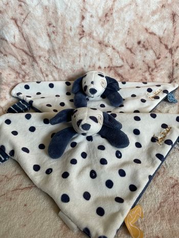 Lot de 2 Doudou plat Aston chien dalmatiens blanc à pois bleu Noukie’s