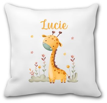 Coussin personnalisé enfant – Motif girafe pastel et prénom – 40x40 cm – Idéal rentrée crèche ou maternelle