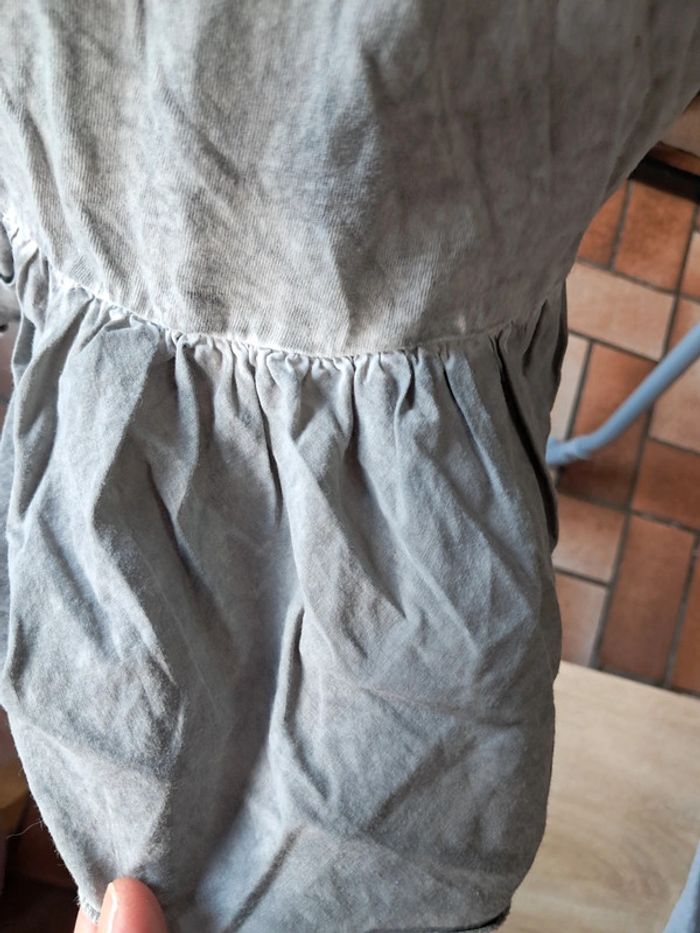 2 débardeurs (1 gris clair et 1 beige) bas légèrement volanté, modernes, confortables T40, 3 suisses - photo numéro 7