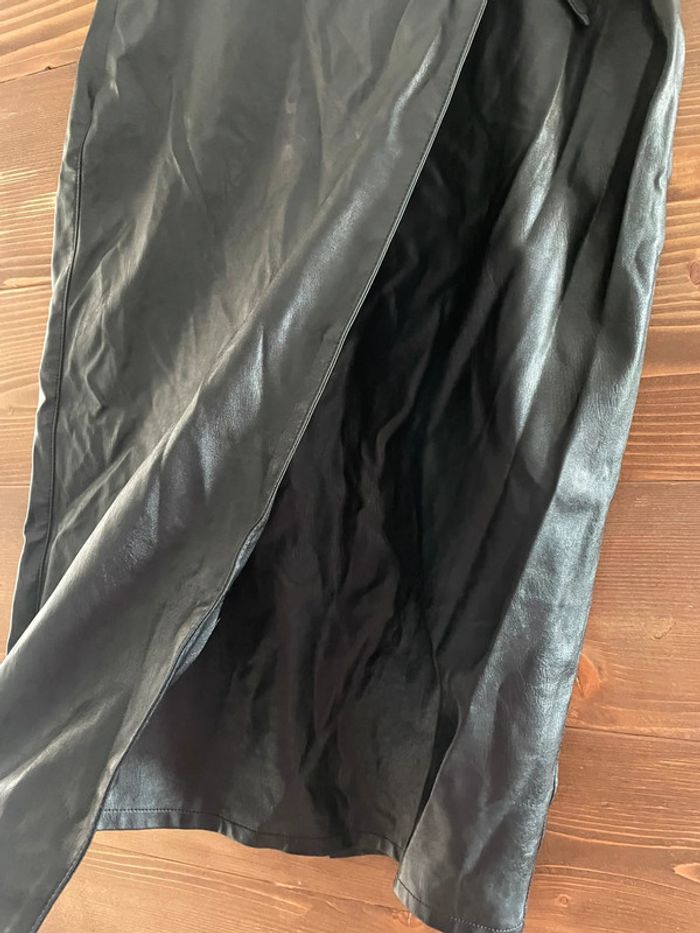 Jupe portefeuille en simili cuir noir - photo numéro 2
