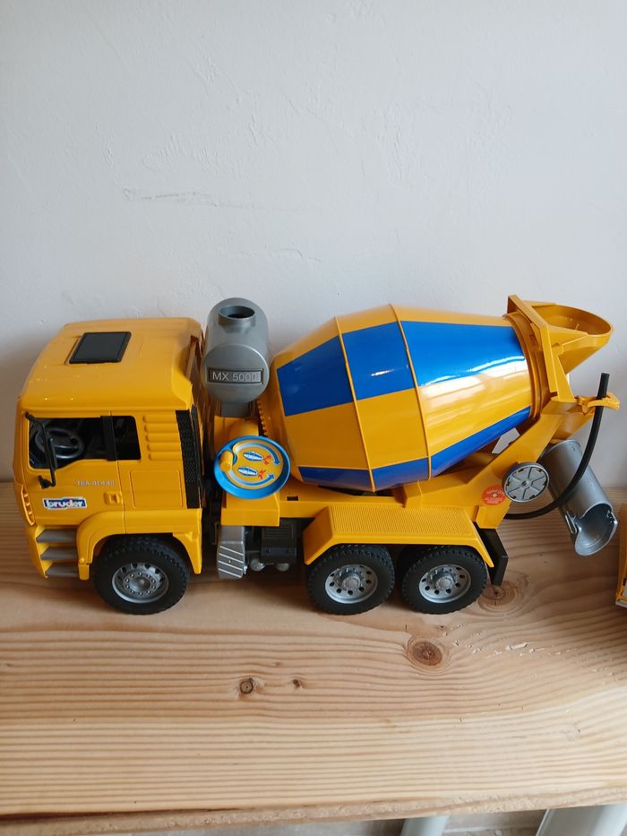 Camion toupie et pelle mécanique - photo numéro 3