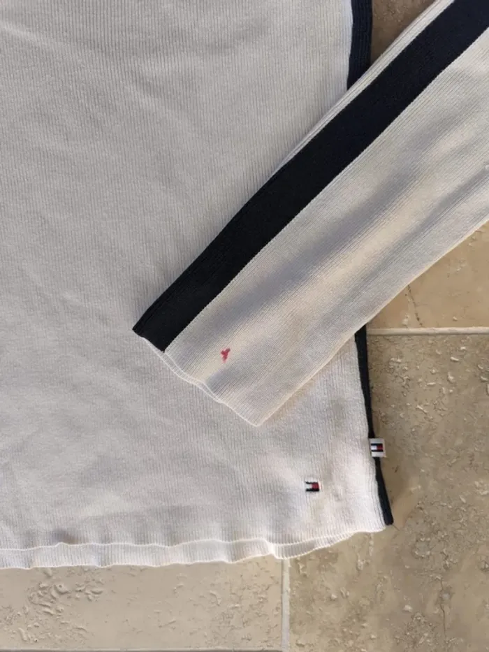 Pull 1/4 zippé tommy Hilfiger femme taille M selon mesures - absence d'étiquette, manche tachée - photo numéro 2