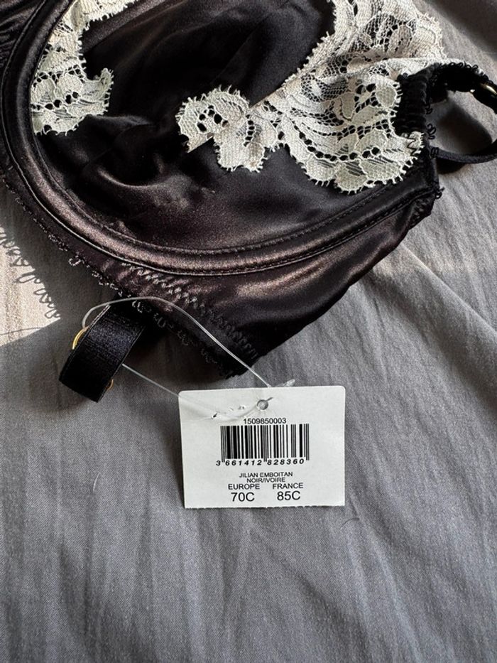 Soutien gorge rouge gorge - photo numéro 2