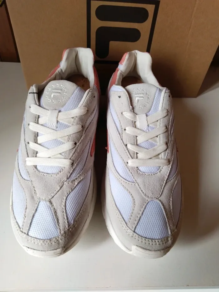 Superbe paire de baskets sneakers neuves marque Fila pointure 39 - photo numéro 4