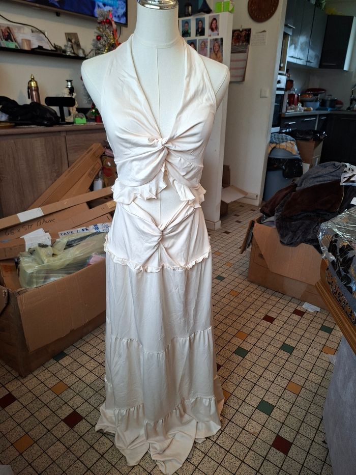 Jupe  longue  + haut creme femme taille 40 neuve 
Aisselle a aisselle 36 cm 
Longueur de la jupe 1 m 10 
95 % polyester 
5% elastane
Prix 8 euro