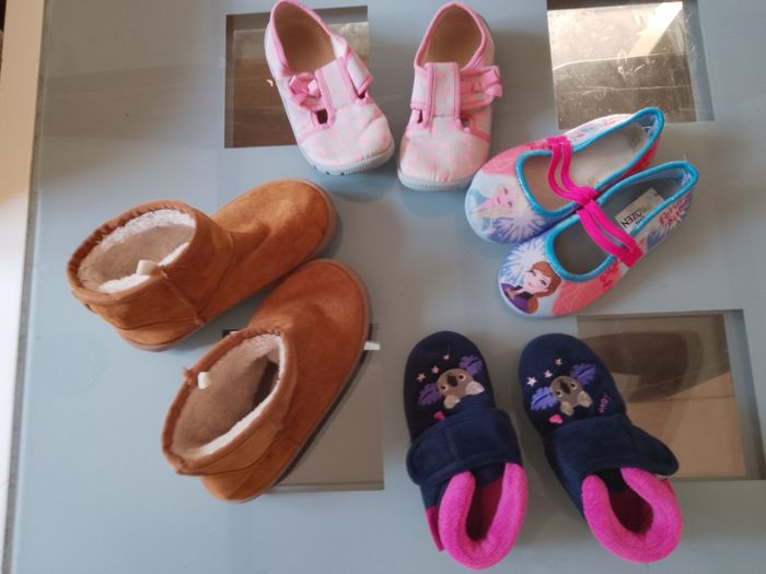 Lot de paires de chaussons taille 31 28 et 25