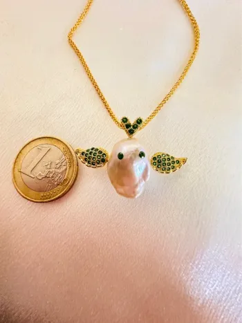 Collier doré avec perle naturelle baroque et ailes strassées – Pièce unique
