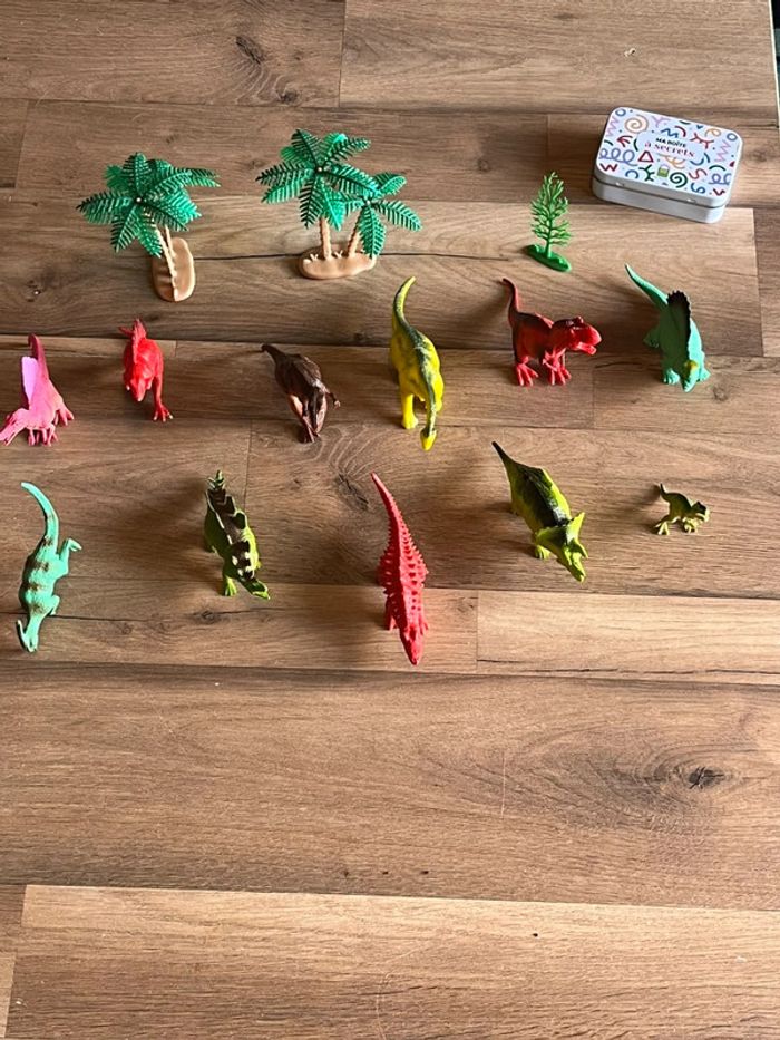 Je vend un lot de dinosaures + plante jouet très bon état