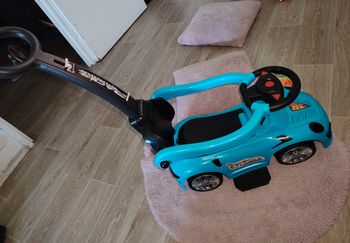 Voiture avec baff avec music intégré dans le coffre