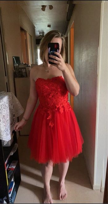 Robe bustier rouge s/m porté pour la photo
excellent etat