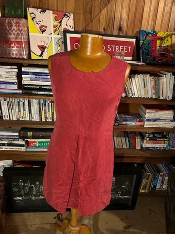 Robe bordeaux fendue